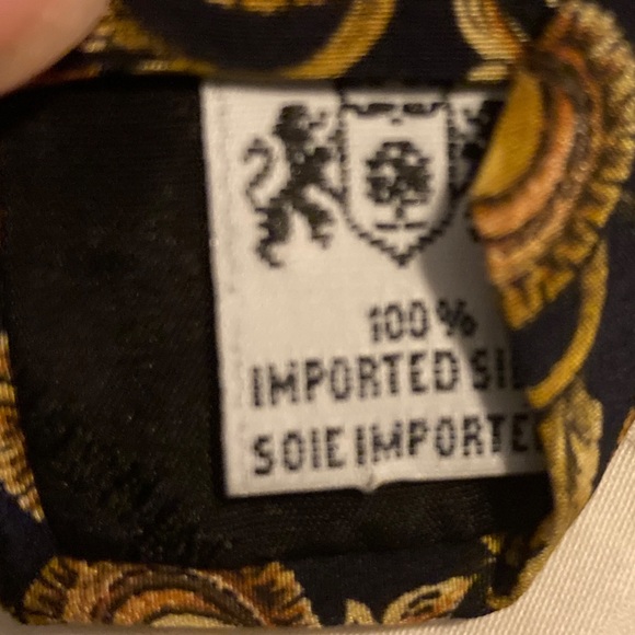 The Metropolitan Museum of Art black and gold floral patterned men’s neck tie - Picture 2 of 4